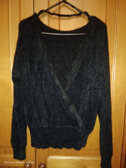Sweter miś kudłaty dekolt V koronka