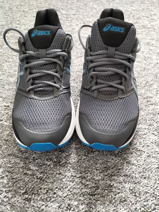 Buty sportowe Asics.