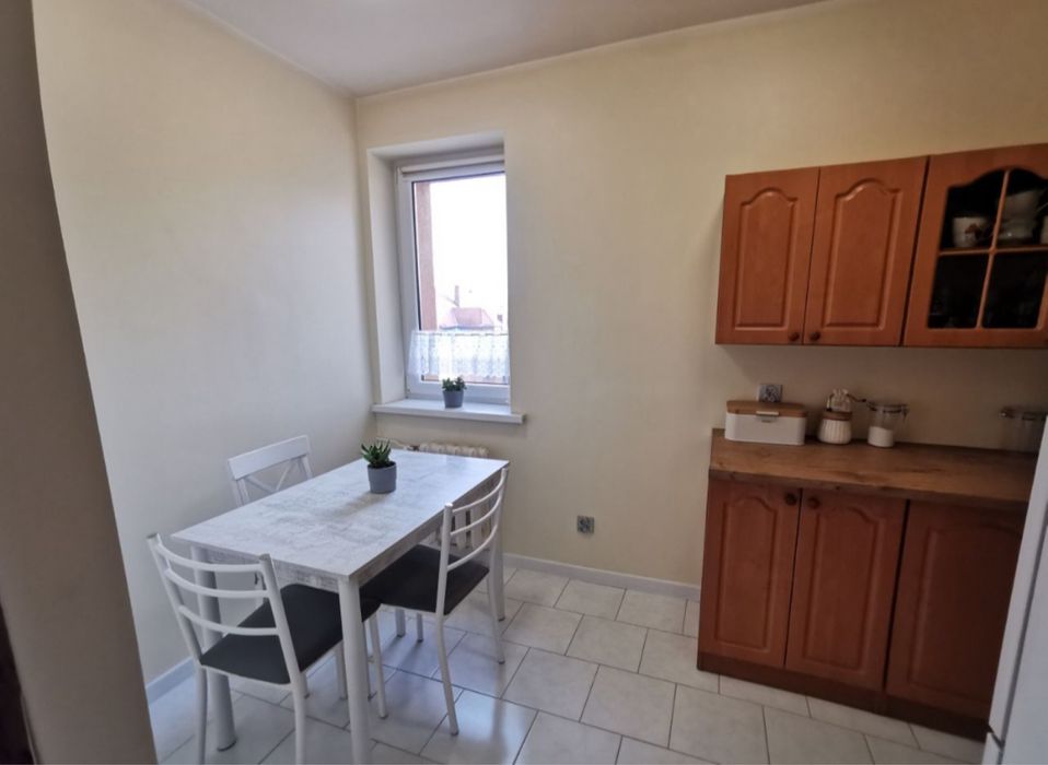 Sprzedam jasne i ustawne mieszkanie 2-pokojowe (45,5 m²) z balkonem w ścisłym centrum miasta!