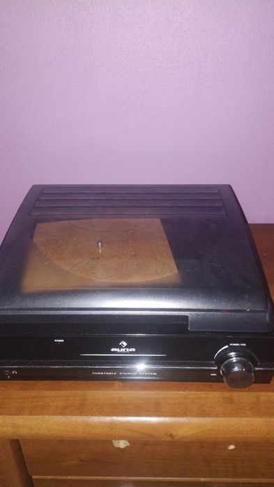 Gramofon z głośnikami.