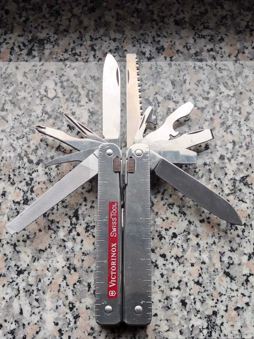 Multitool Victorinox SwissTool z etui