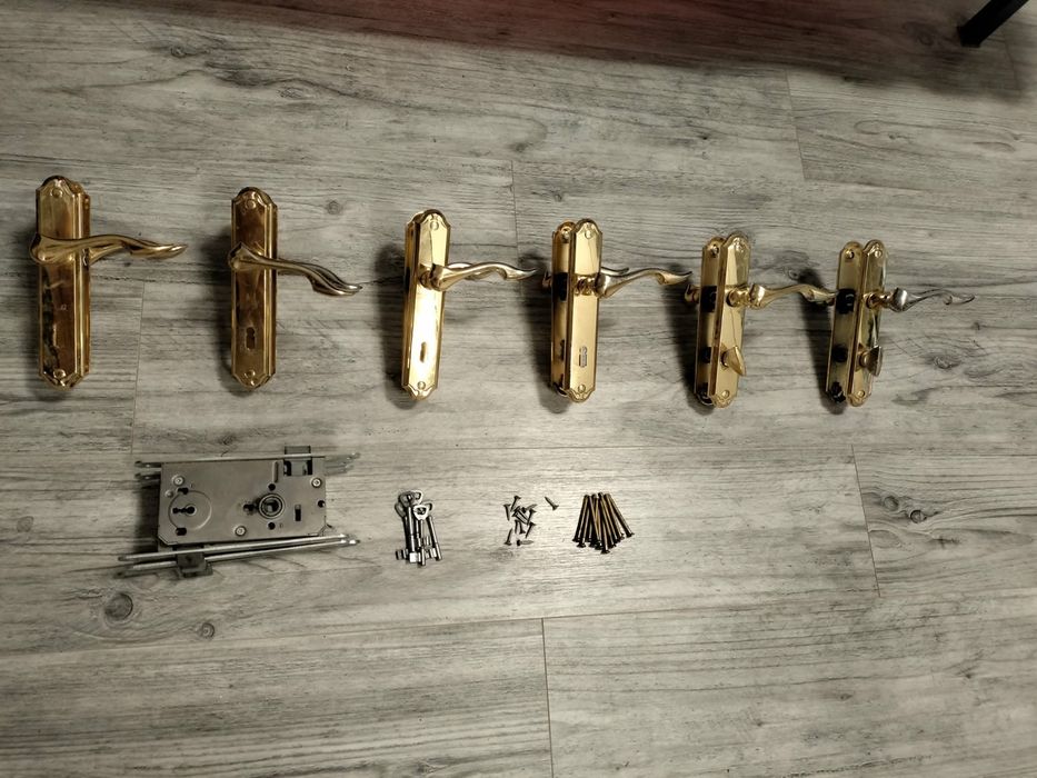 Klamki w kolorze zlotym