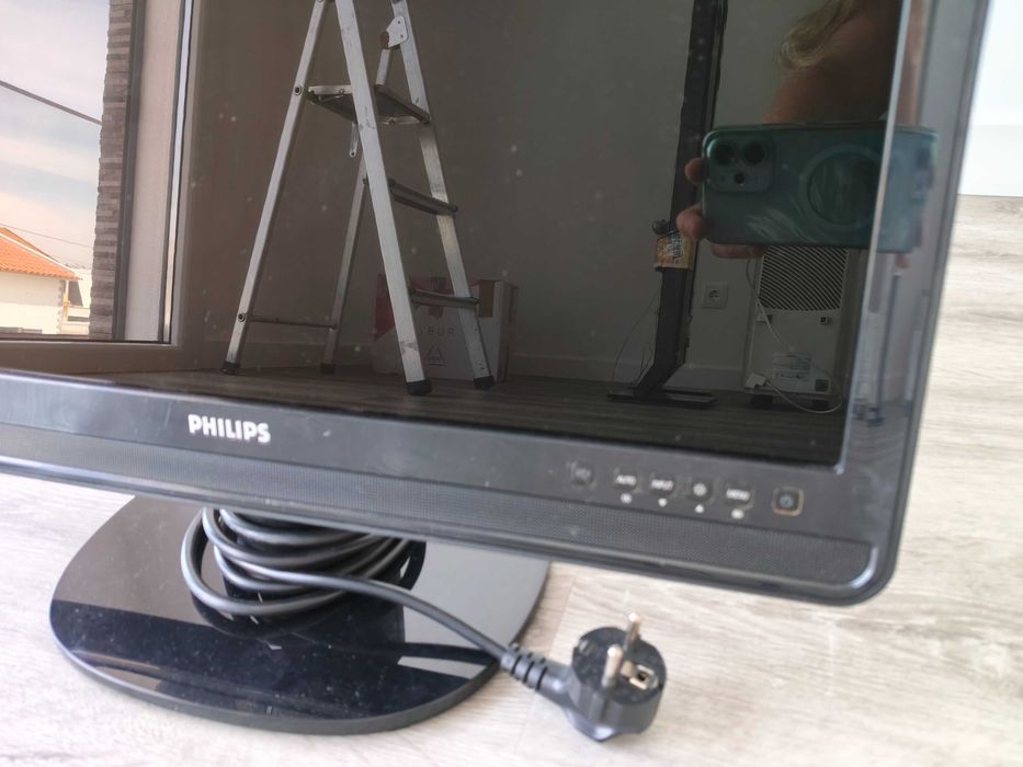 Venda urgente. Monitor LCD Philips 220XW8