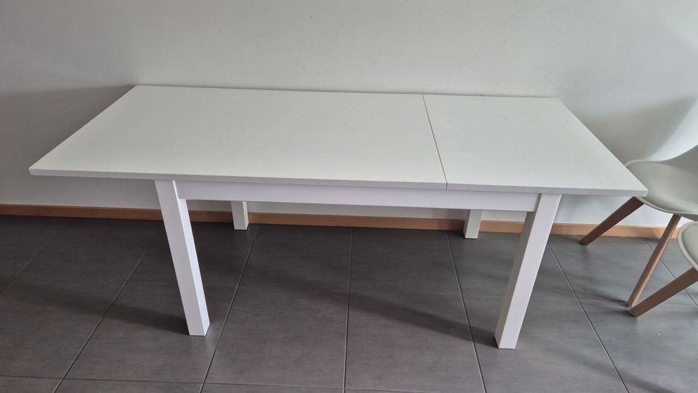 Mesa extensível IKEA LANEBERG (130/190 cm) + 2 cadeiras Nordic – 115€ negociável