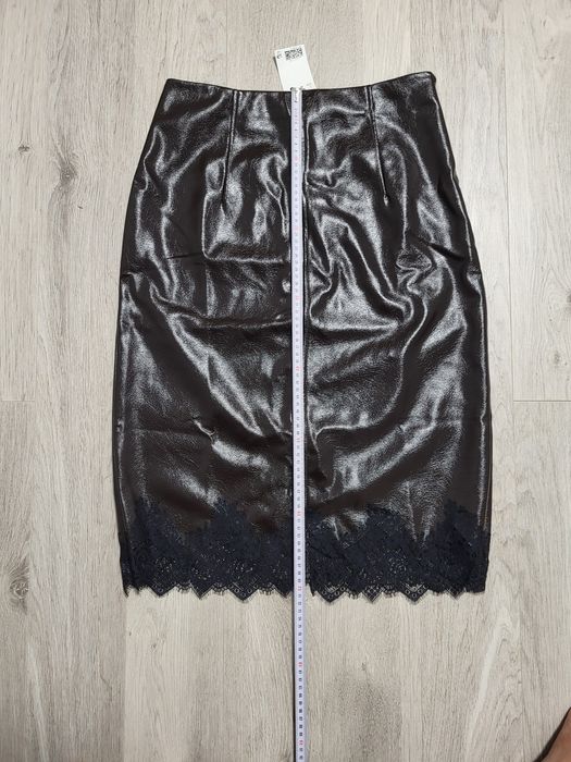Спідниця з екошкіри H&M.