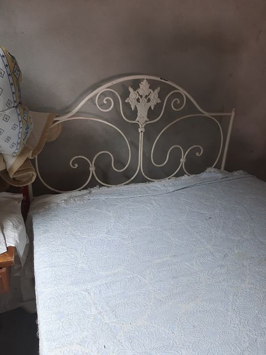 Cama de casal em ferro