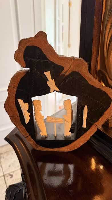 Presépio Antigo em Osso Esculpido e Madeira Natural – Artesanato Religioso
