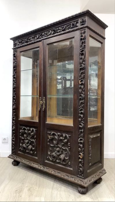 Armário / vitrine Renascença.