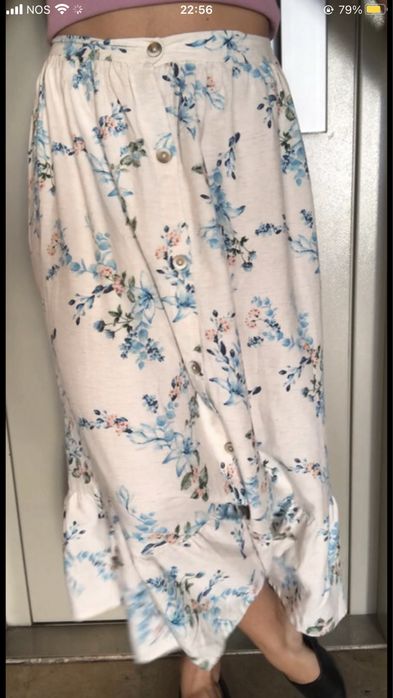 Saia maxi florida em azul e branco