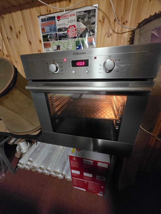 Piekarnik nawiewowy Elektrolux.Nawiewowy.Srebrny.Super wnętrze.LCD.