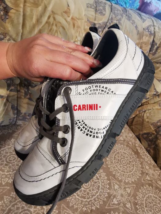 Buty marki carinii
