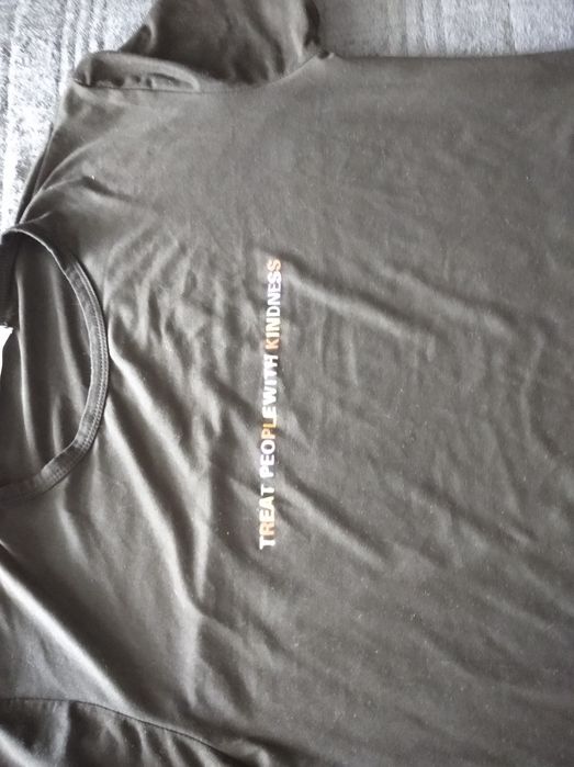 Czarny t-shirt z napisem