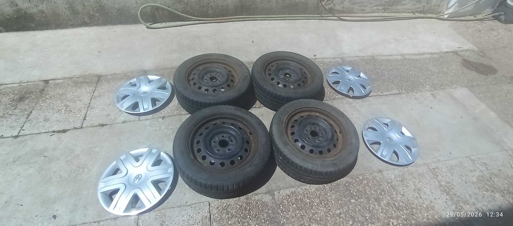 Pneus 205/55 R16 com jantes e tampões
