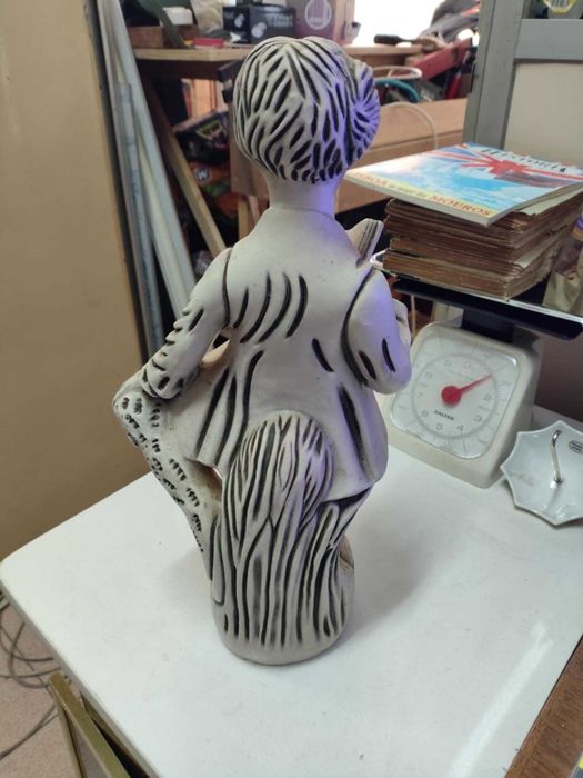 Estátua do menino estudioso antiga ceramica