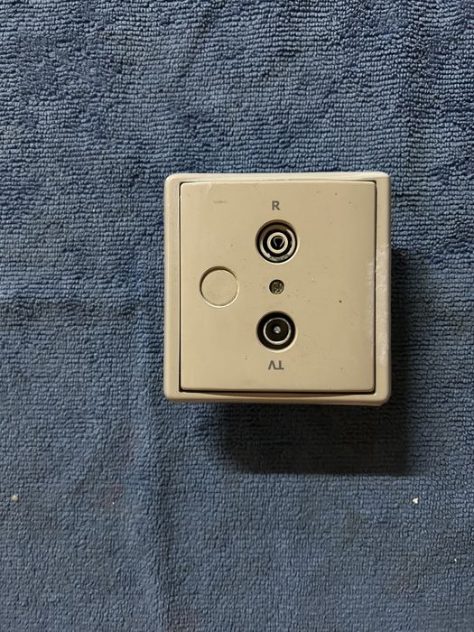 Tomadas, interruptores, comando dos estores...