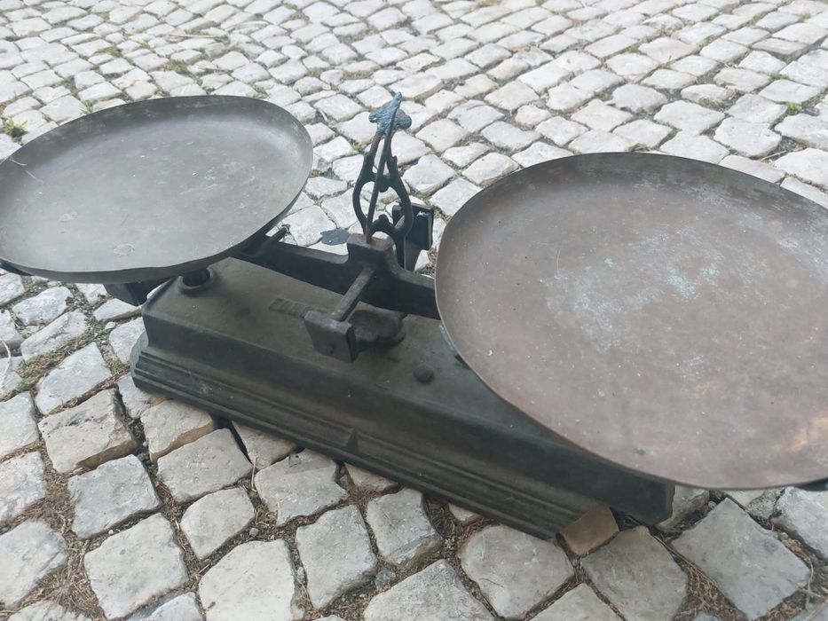 Antiga balança em ferro fundido