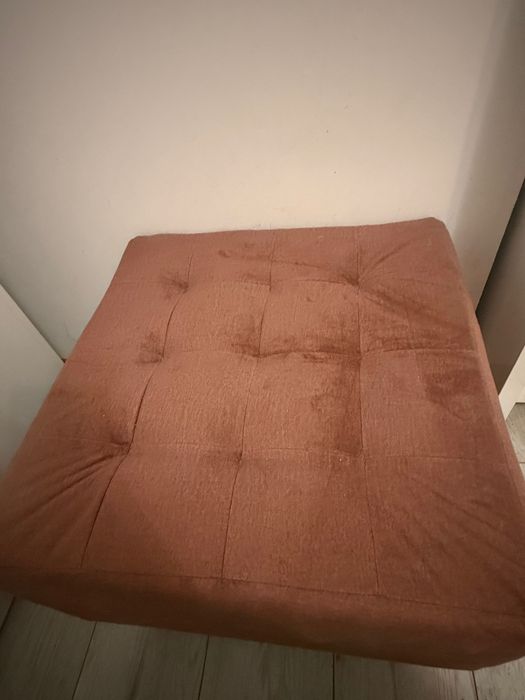 Różowa pufa brudny róż