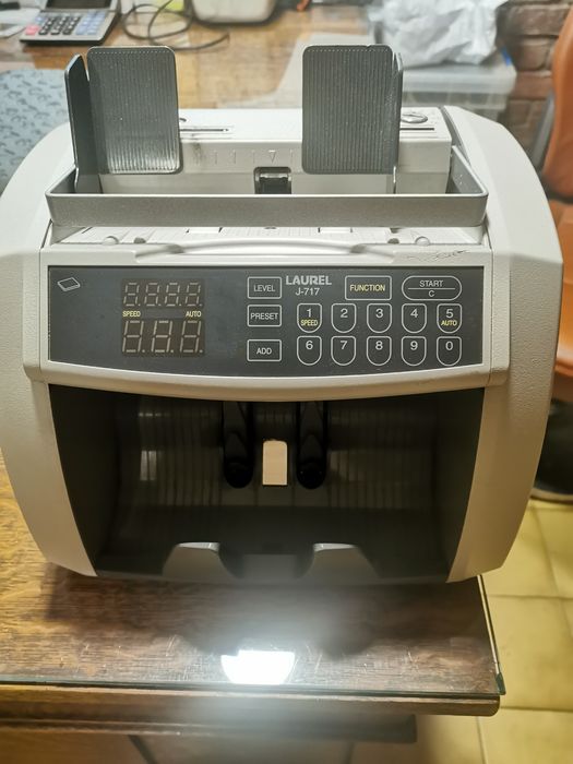 Liczarka Laurel  J-717