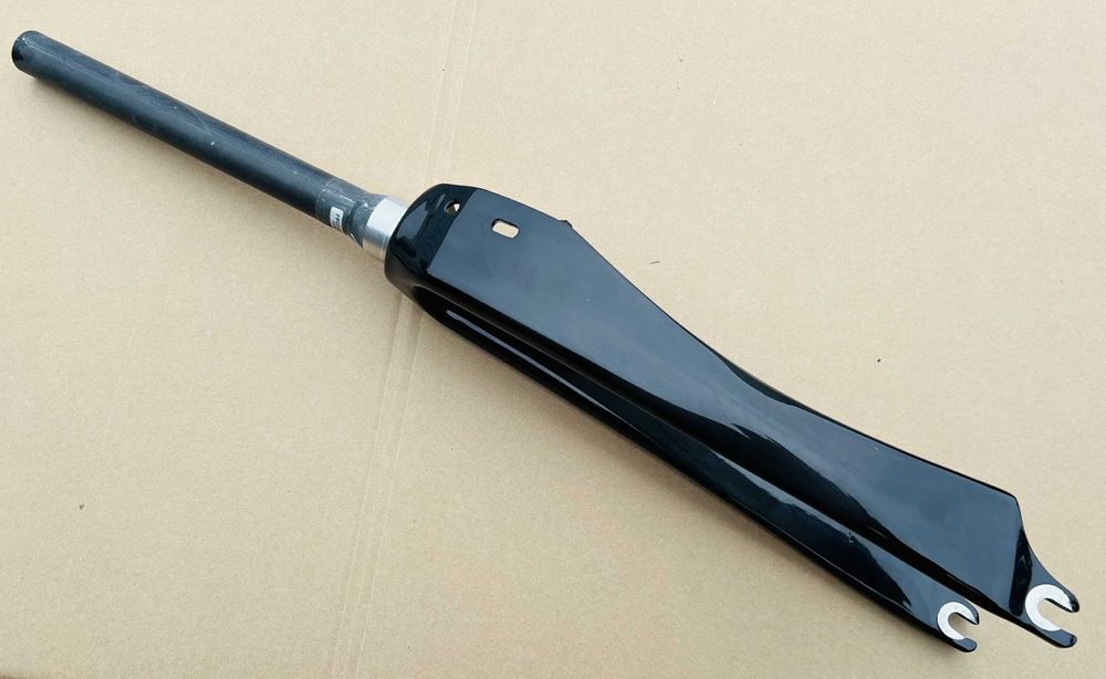 Widelec Czasowy Triathlonowy Tapered AERO CARBON z hamulcem TRP 300mm