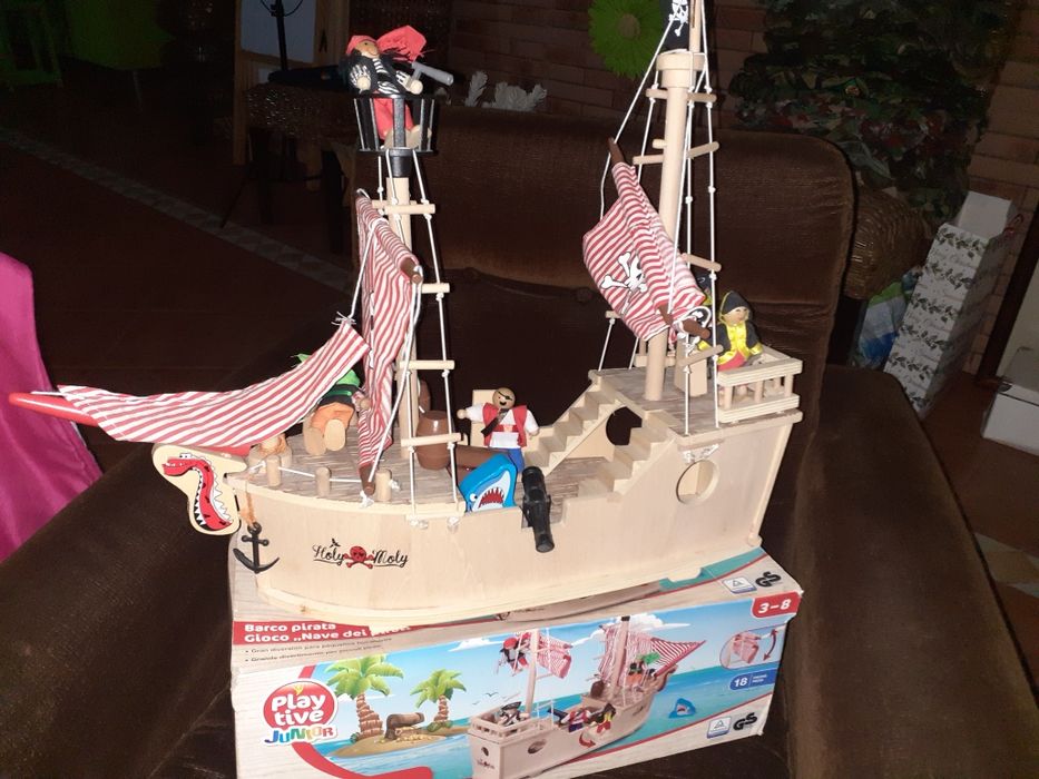 Brinquedos barco grande em madeira com figuras
