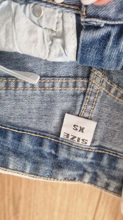 Rozkloszowane krótkie spodenki xs