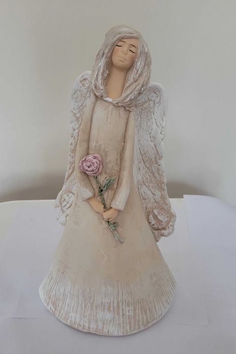 Figurka Anioła z różą