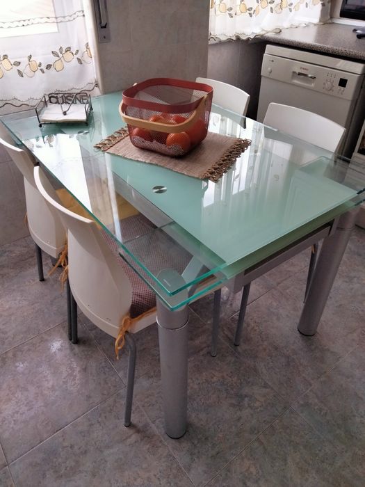 Mesa de cozinha e cadeiras