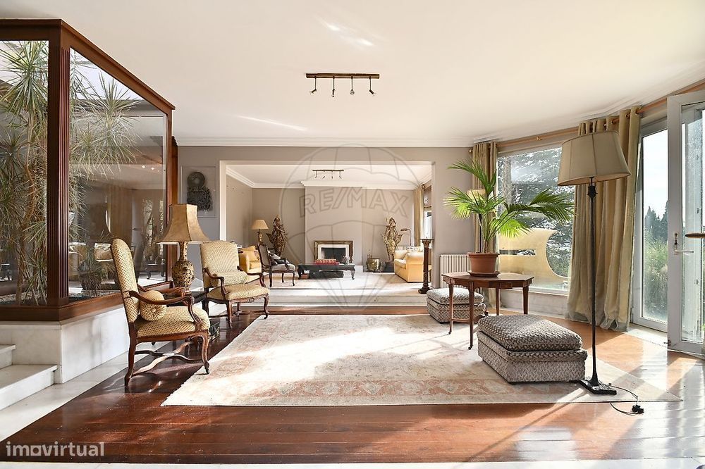 9-Bedroom Detached House for Sale
