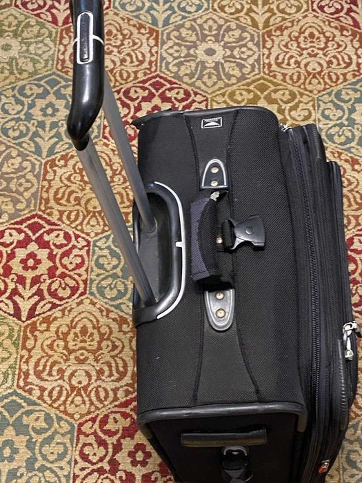 Велика валіза Delsey в гарному стані з/без маленької валізи