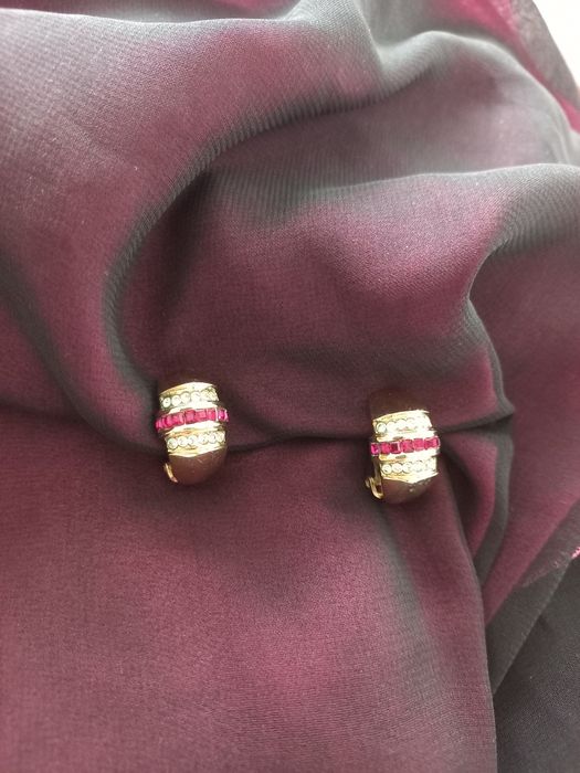 Conjunto brincos dourados com brilhantes  e pedras vermelhas  Shock