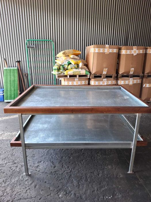 Mesa Galvanizada. Abertura para escoamento de água.