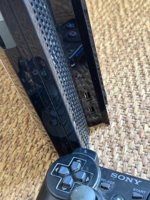 Vendo PlayStation 3 Fat (modelo com 2 portas USB), em excelente estado e a funcionar perfeitamente.