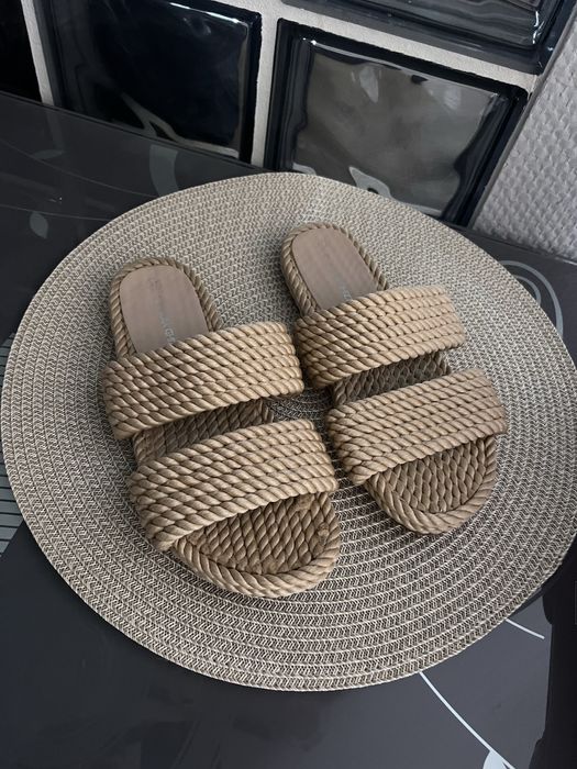 Klapki szznurkowe r. 37