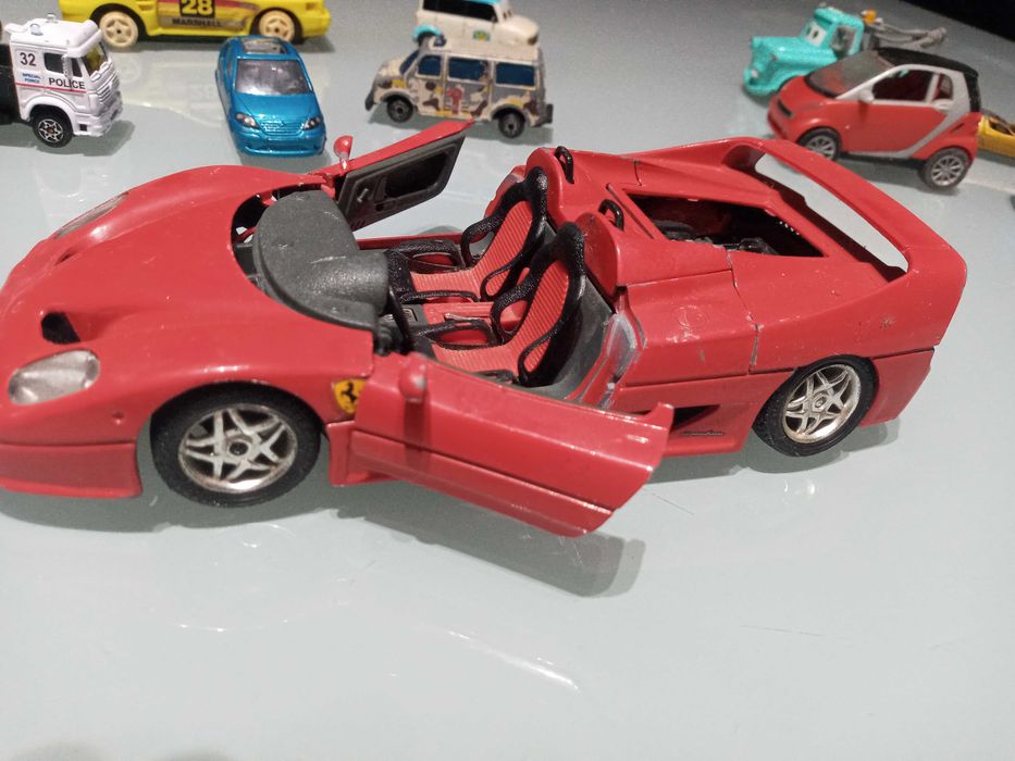 36 carrinhos antigos e 1 comboio de ferro