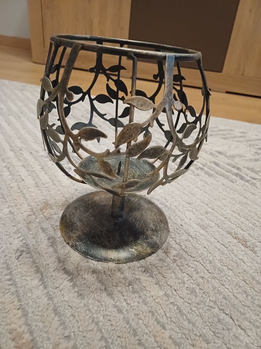 Elegancki, metalowy świecznik