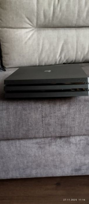 PlayStation 4Pro 1tb + другий джойстик та гра horizon zero down