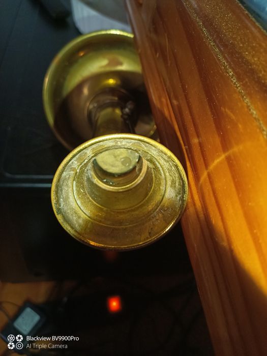 Castiçal antigo em latão com regulação da vela