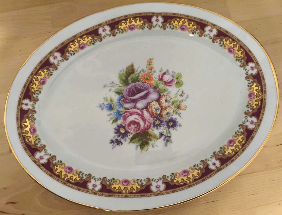 Bule com prato, em porcelana.