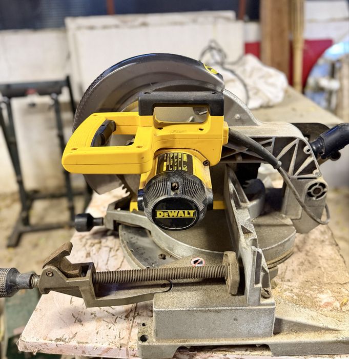 DeWALT DW704 305mm 1500W – Esquadria Profissional (Como Nova)