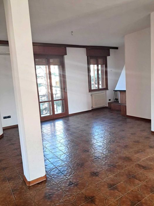 6 кімнат. квартира в елітному районі біля парку в місті Імола (Італія)