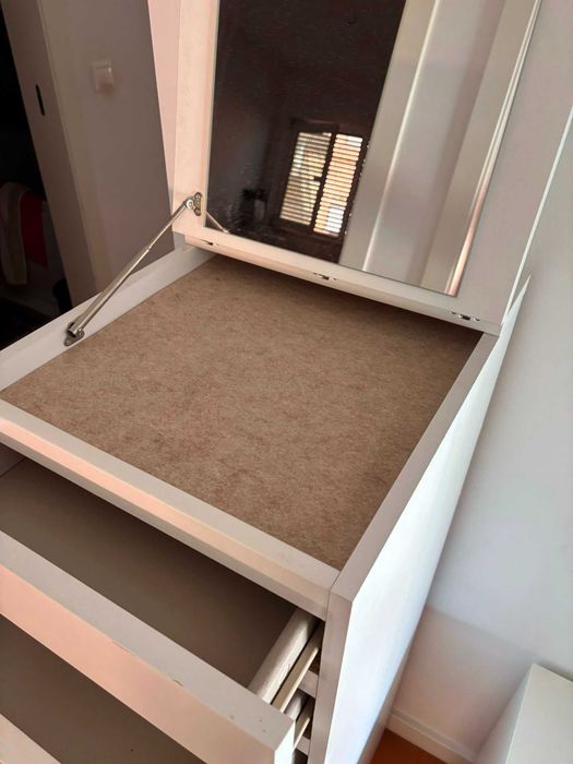 Cómoda com 6 gavetas e espelho MALM (IKEA)