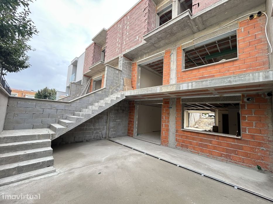 VENDE-SE Moradia T4,NOVA,entregue equipada, próximo ao Centro de Braga