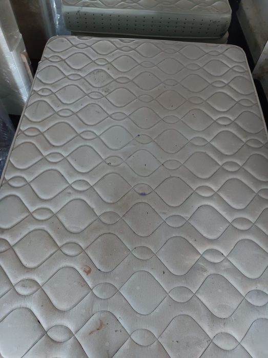 Cama e colchao usados