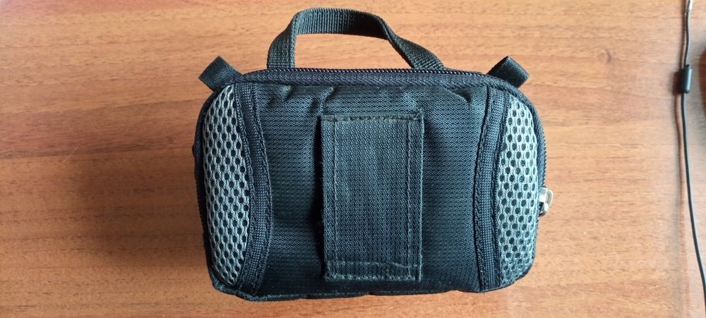 Небольшой кофр с двумя отделами для фотоаппарата.