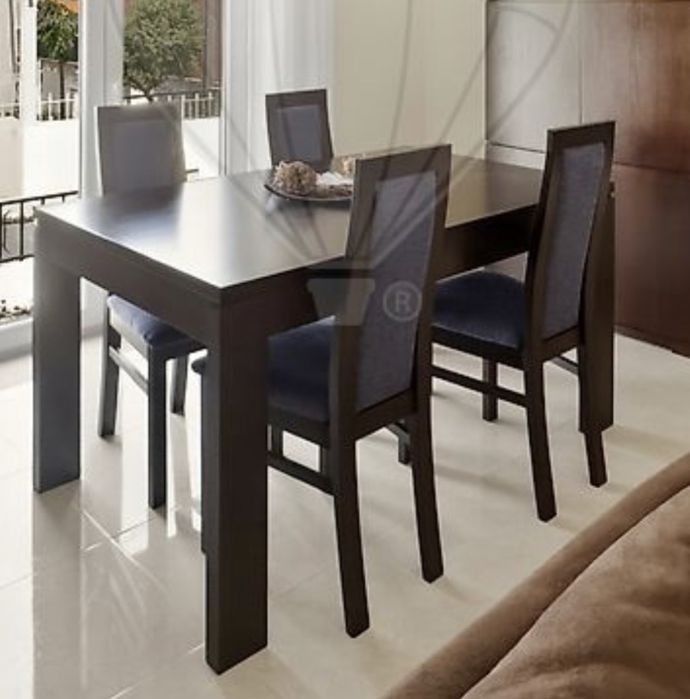 Mesa extensivel com cadeiras