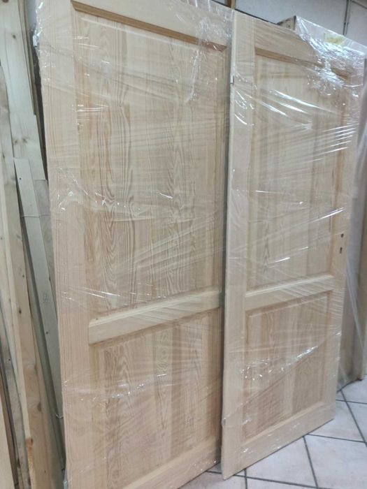 Producent drzwi sosnowe drewniane z futrynami od RĘKI