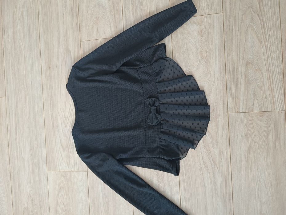 Czarne bolerko z kokardką i długim rękawem