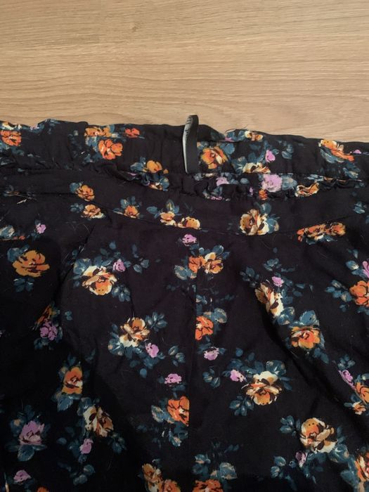 Calções Stradivarius tamanho L pretos com estampado de flores