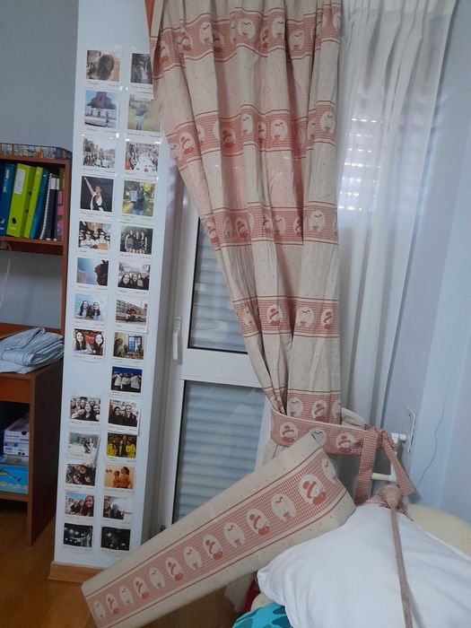 Colcha de cama individual e outros elementos de decoração