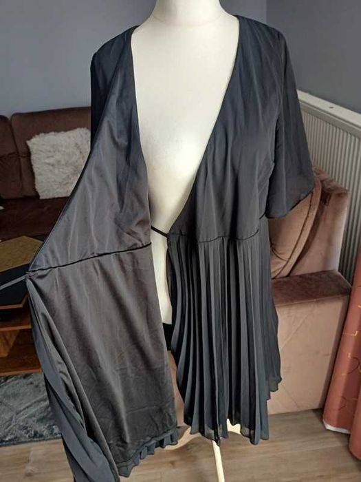 Czarna sukienka plisowana Boohoo Maternity 44